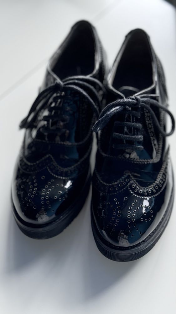 Sapatos verniz preto com atacadores