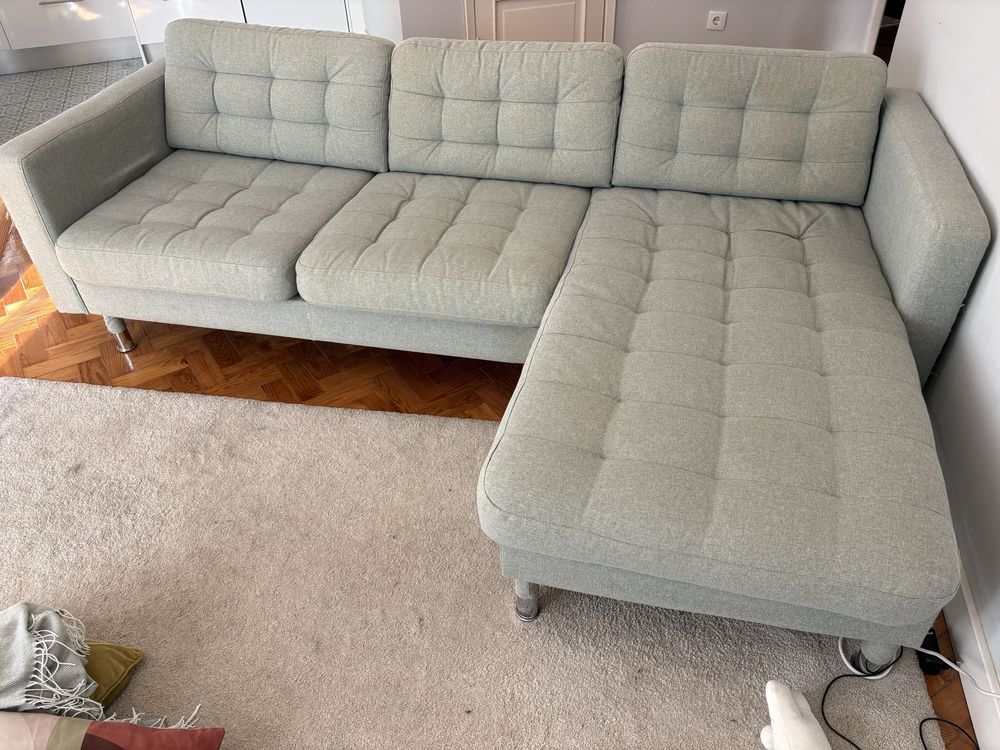 Sofa IKEA com chaise longue verde claro