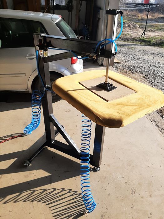 Prasa tapicerska do paneli krzeseł praska scisk pneumatyczna