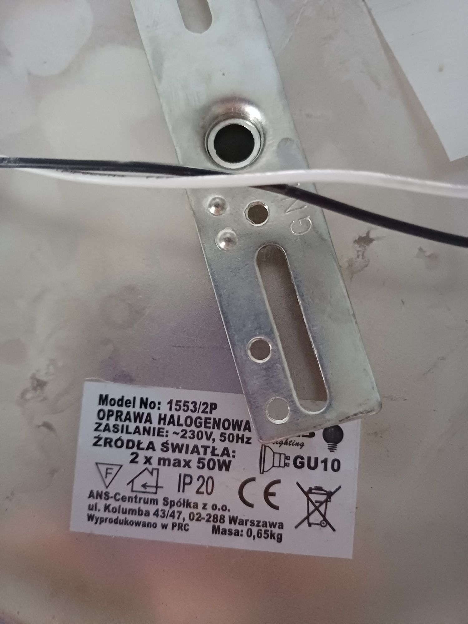 Lampa sufitowa z regulowanymi punktami oświetleniowymi