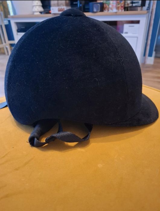 Czarny toczek jeździecki