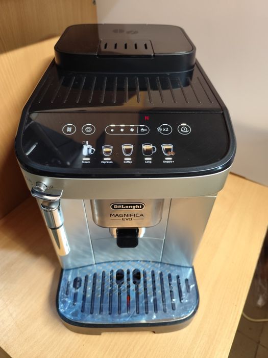 Кавомашина Delonghi magnifica evo