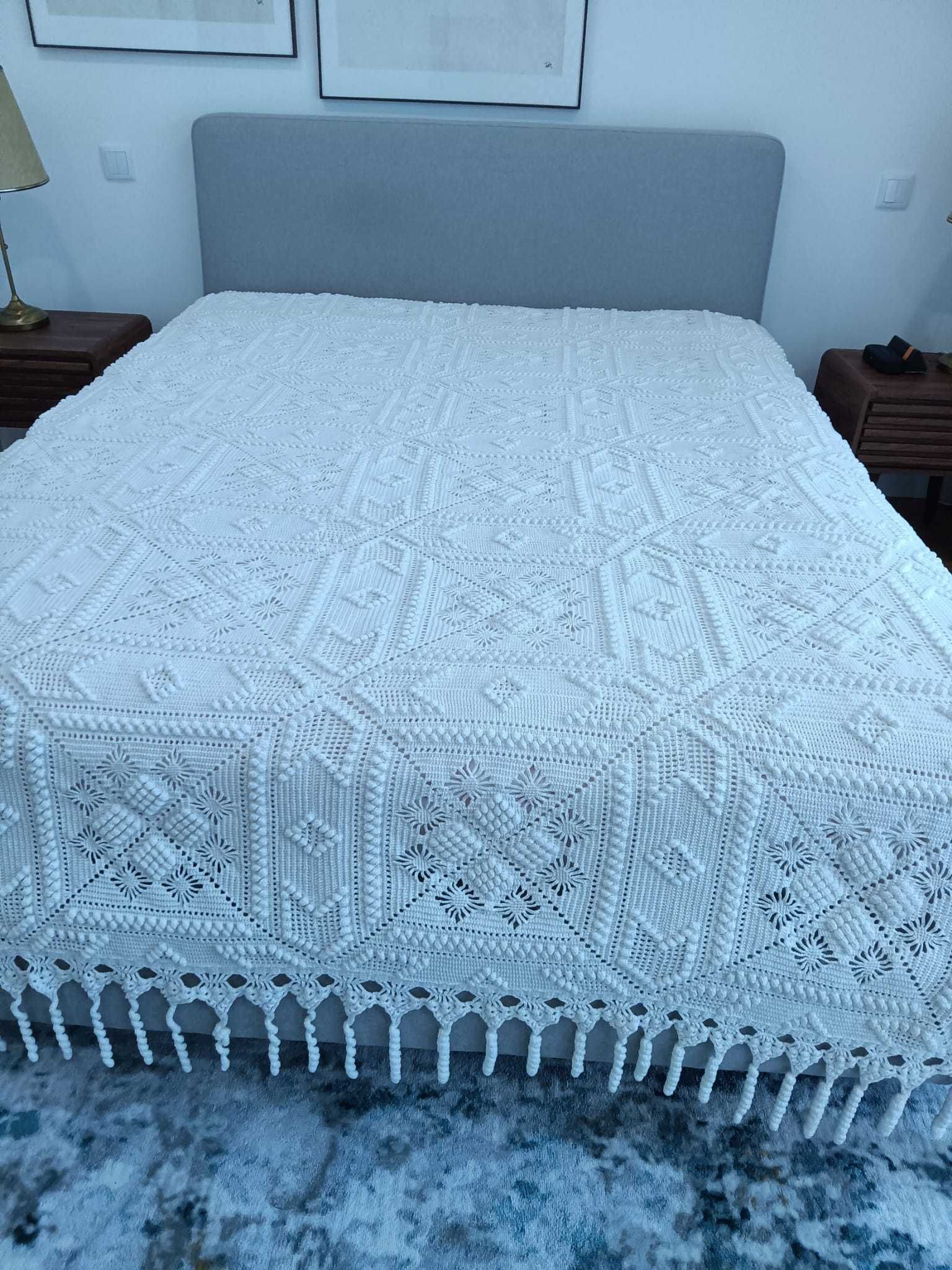 Vendo colcha em crochet branca para cama de casal