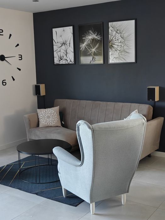 Obrazy widoczne na zdjęciu