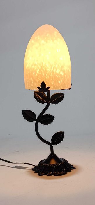 Candeeiro de Mesa com Base Metálica e Abajur de Vidro