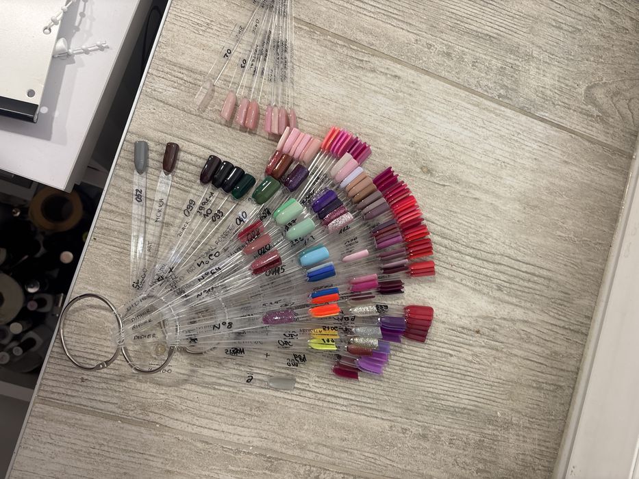 Biurko afinia do manicure z calym osprzetem i 130 hybrydami