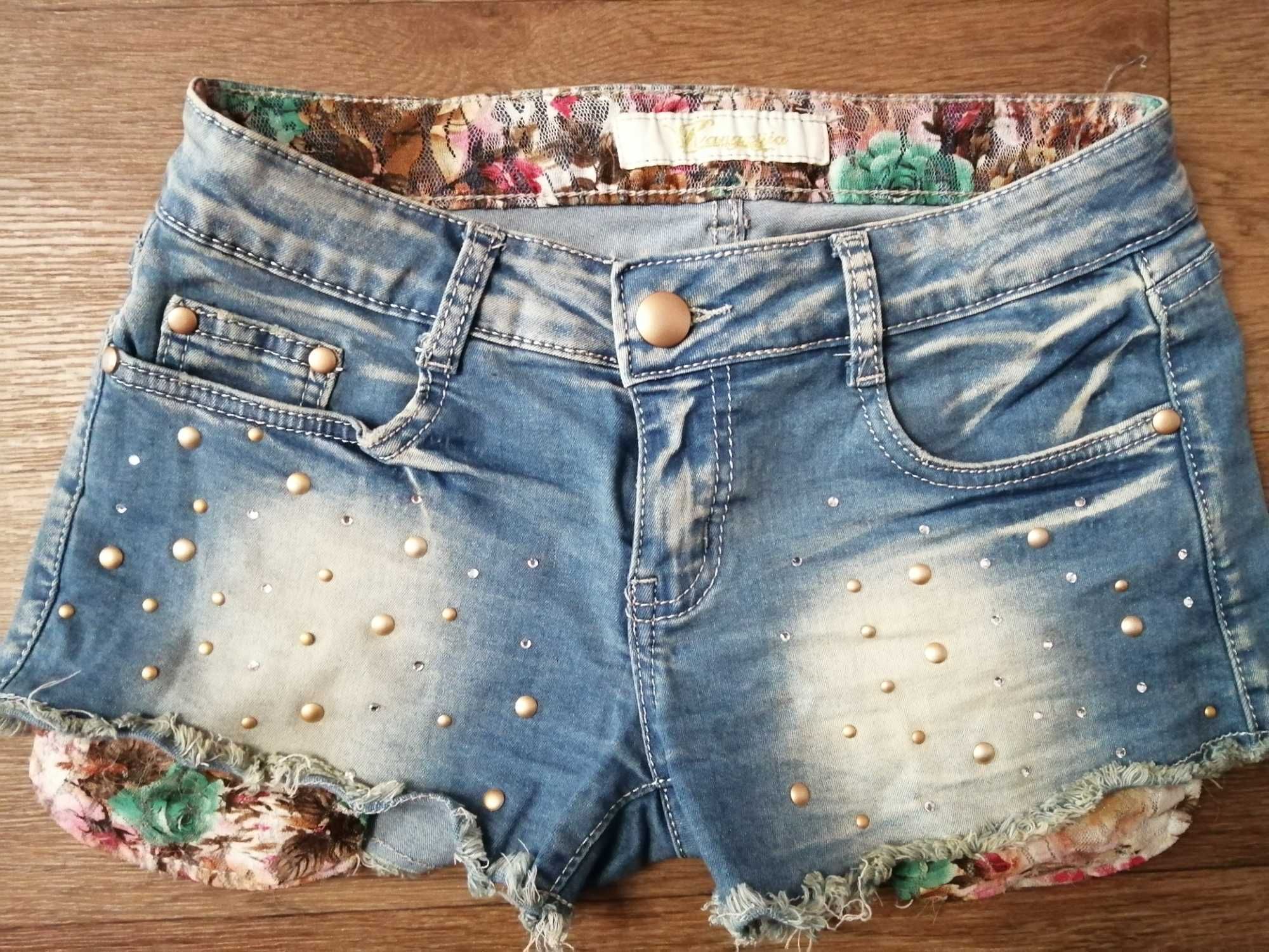 размер 29, красивые джинсовые шорты со стразами