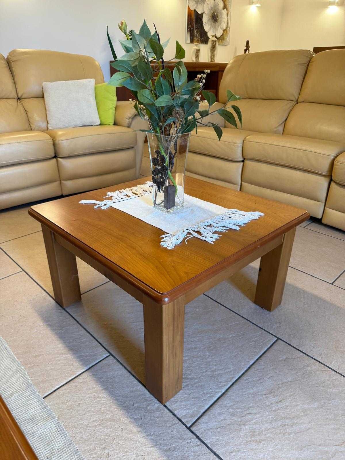 Conjunto de sofás de sala e mesa de apoio