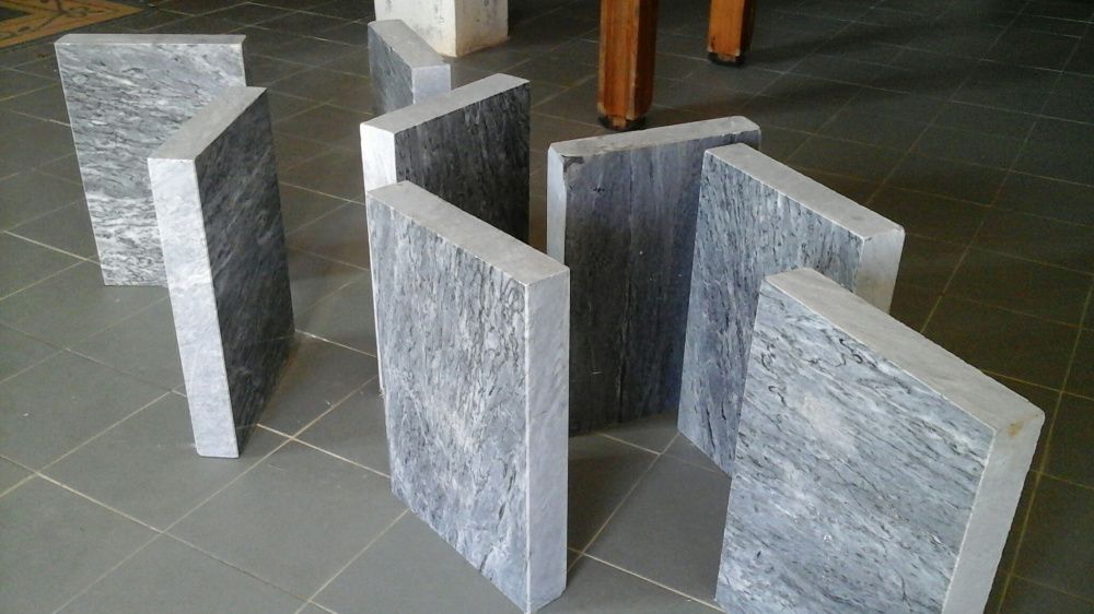 Pedras mármore  polido e garrafas espumante