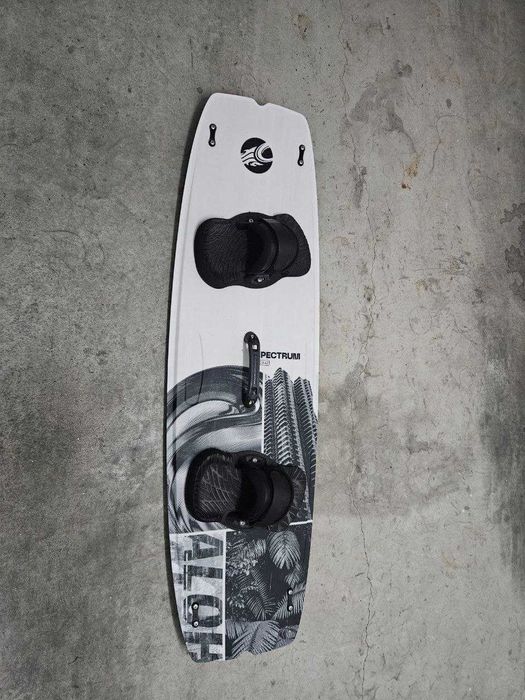 2024 Cabrinha Spectrum Twintip 140, 42 with pads