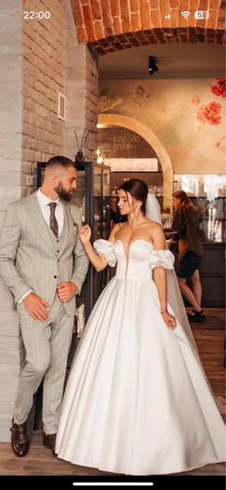 Весільна сукня з відкритим верхом