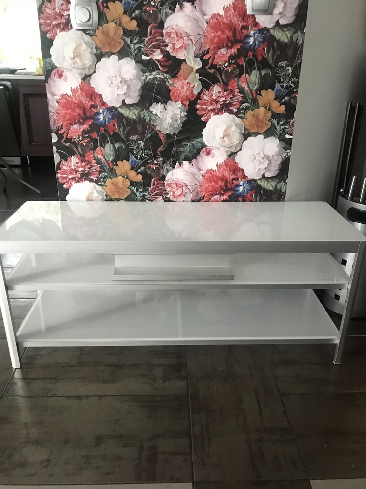 Biały, szklany stolik Ikea
