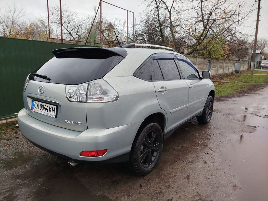 Автомобіль лексус RX350
