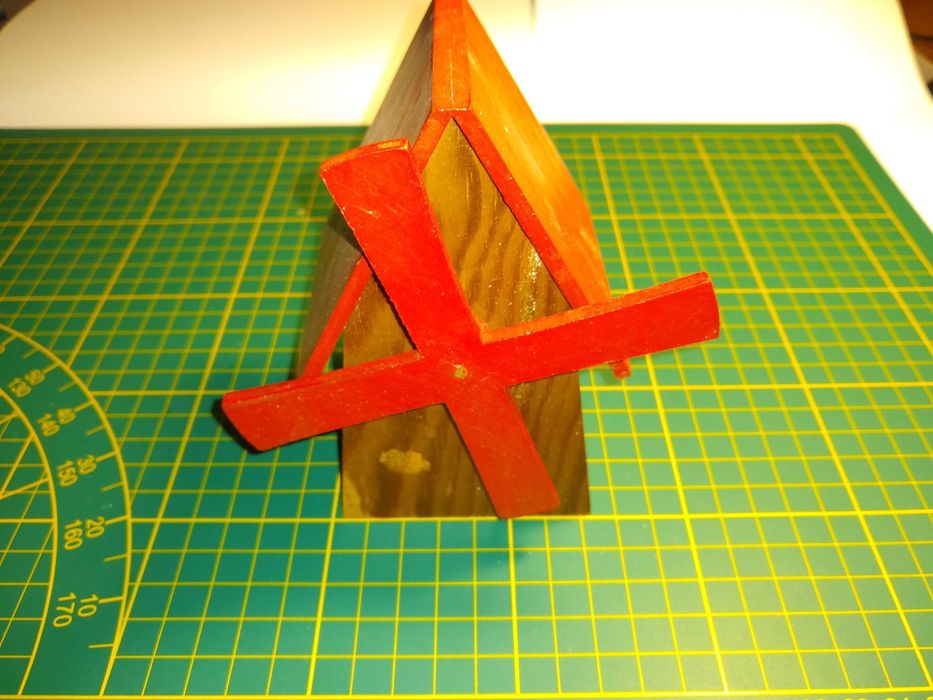 Zabawka PRL: drewniany wiatrak