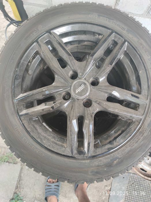 Продам легкосплавні диски з гумою.Ціна за одне колесо
