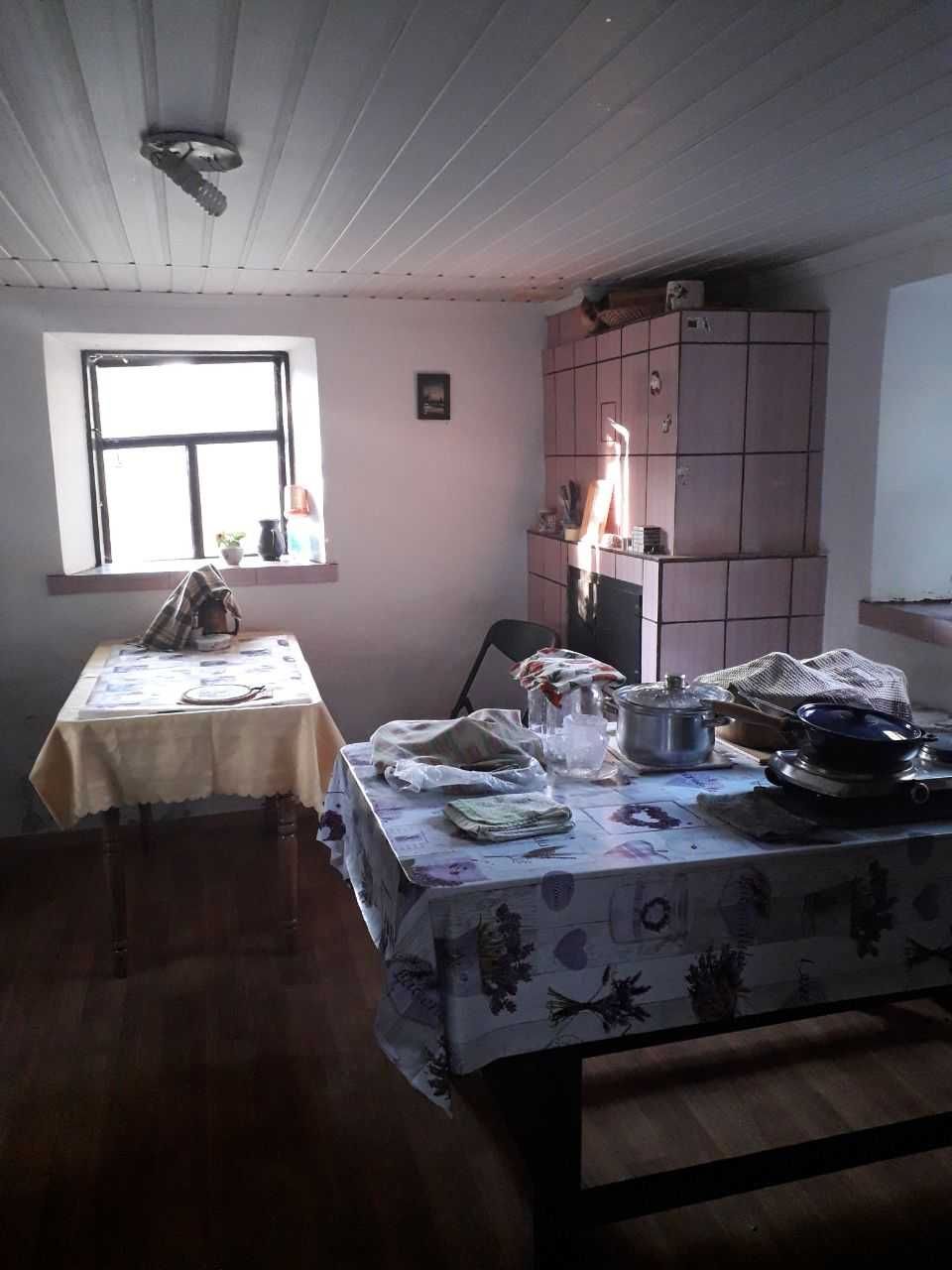 Продається хата у с.Яруга, для літнього відпочинку,  "заходь і живи".