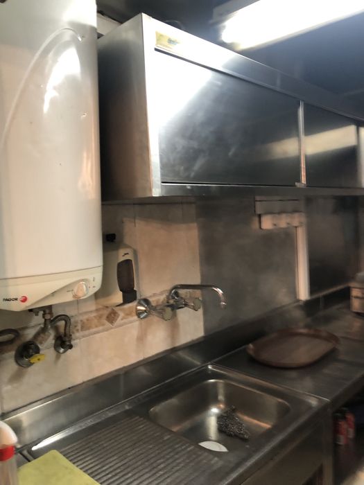 Cedencia de posiçao de pequeno snack-bar em zona de movimento