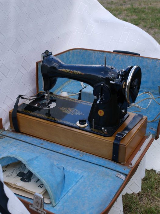 Elektryczna maszyna do szycia z 1984r.