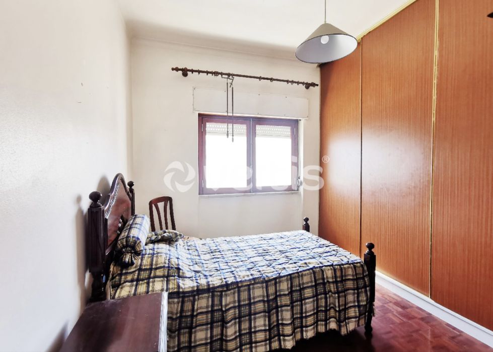 Cama de solteiro em madeira maciça