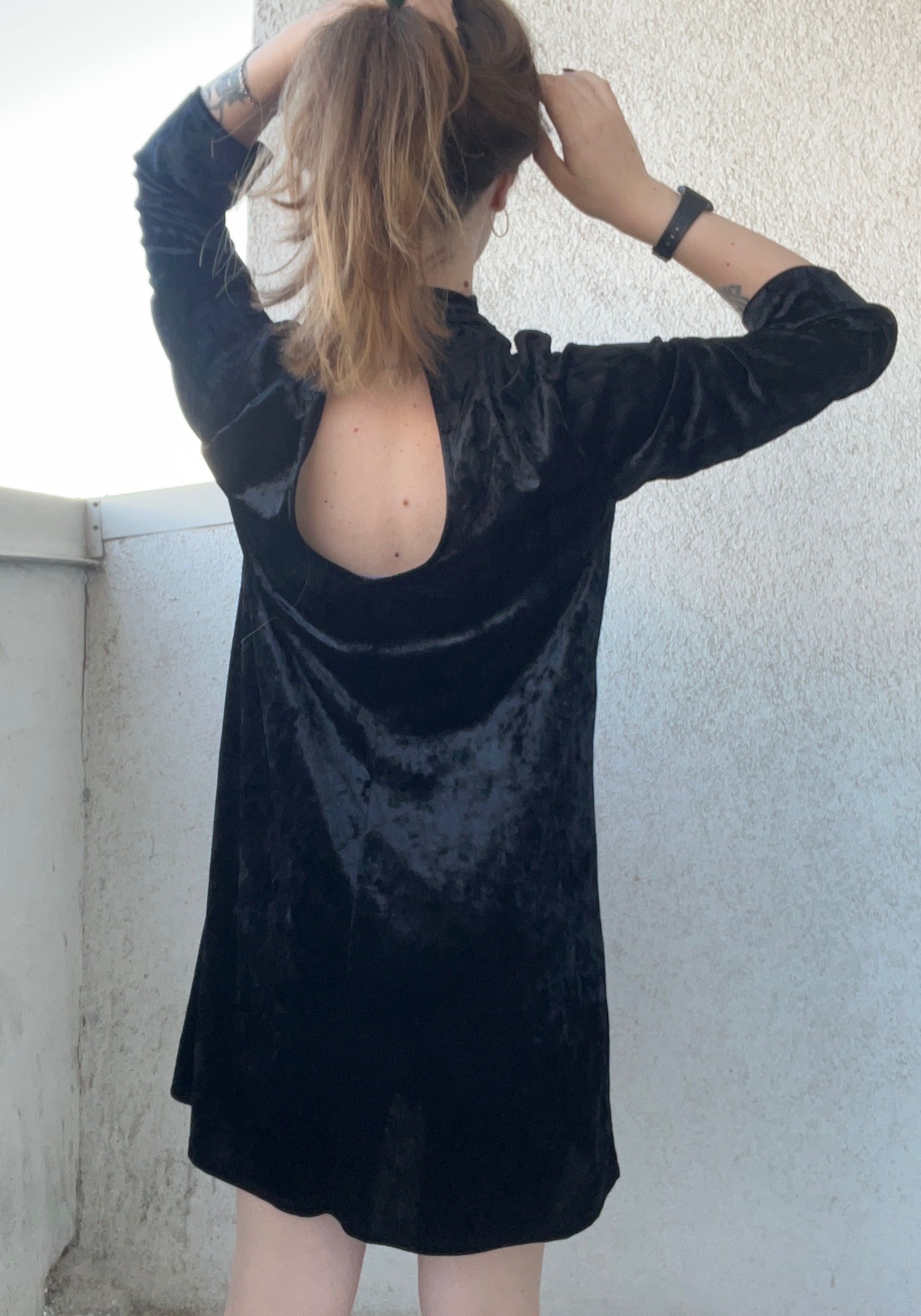 Чорна бархатна сукня з вирізом на спині та рукавами баска