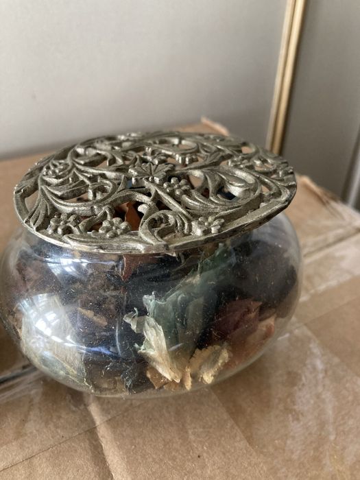 Recipientes em vidro e metal para pot pourrie