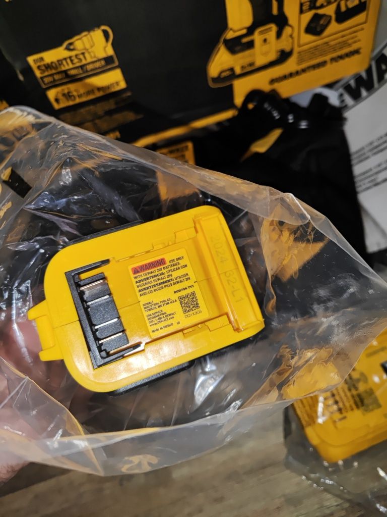 Безщітковий Дриль шуруповерт DEWALT DCD794D1