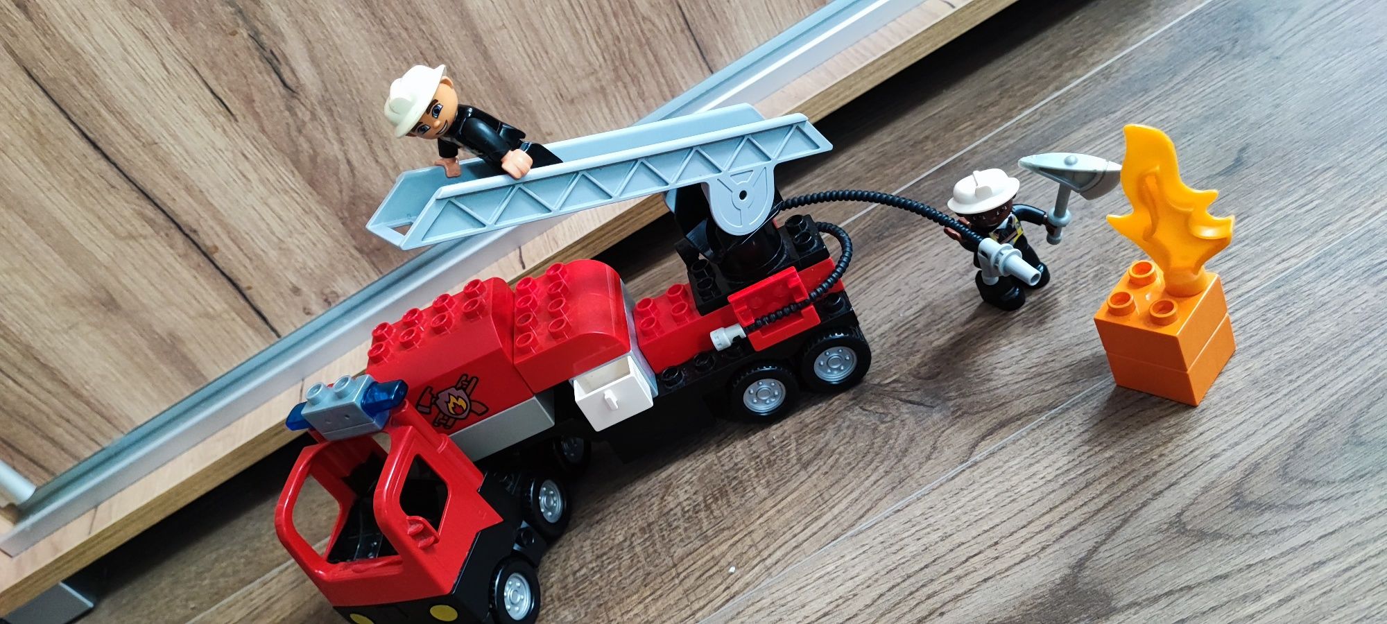 Wóz strażacki LEGO Duplo 4977 klocki straż pożarna