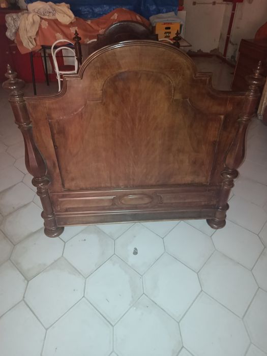 Cama de casal antiga