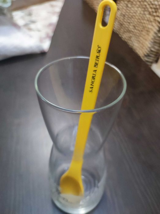 Jarro com colher para sangria