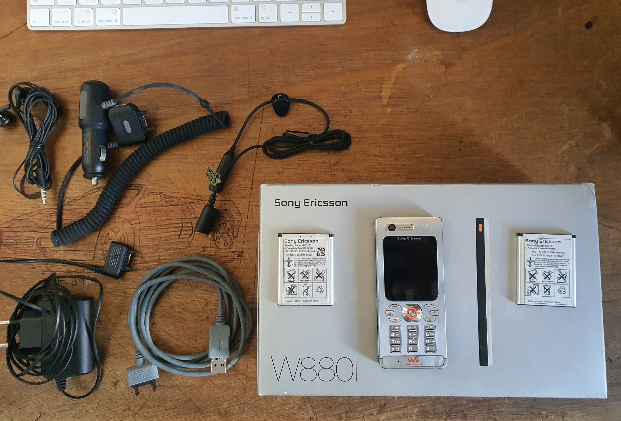 Sony Ericsson W880i c/ extras