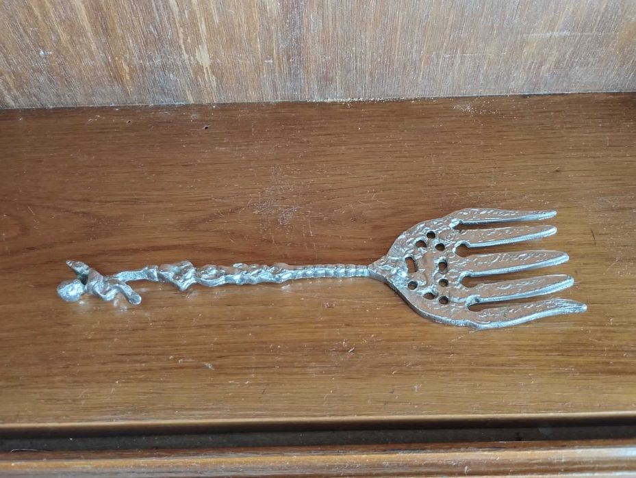 Talheres (3) com querubim, em metal prateado, muito antigos