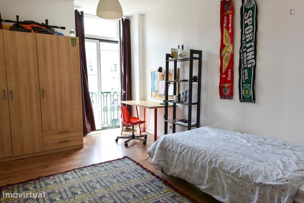 124 - Quarto com cama de solteiro, com varanda...