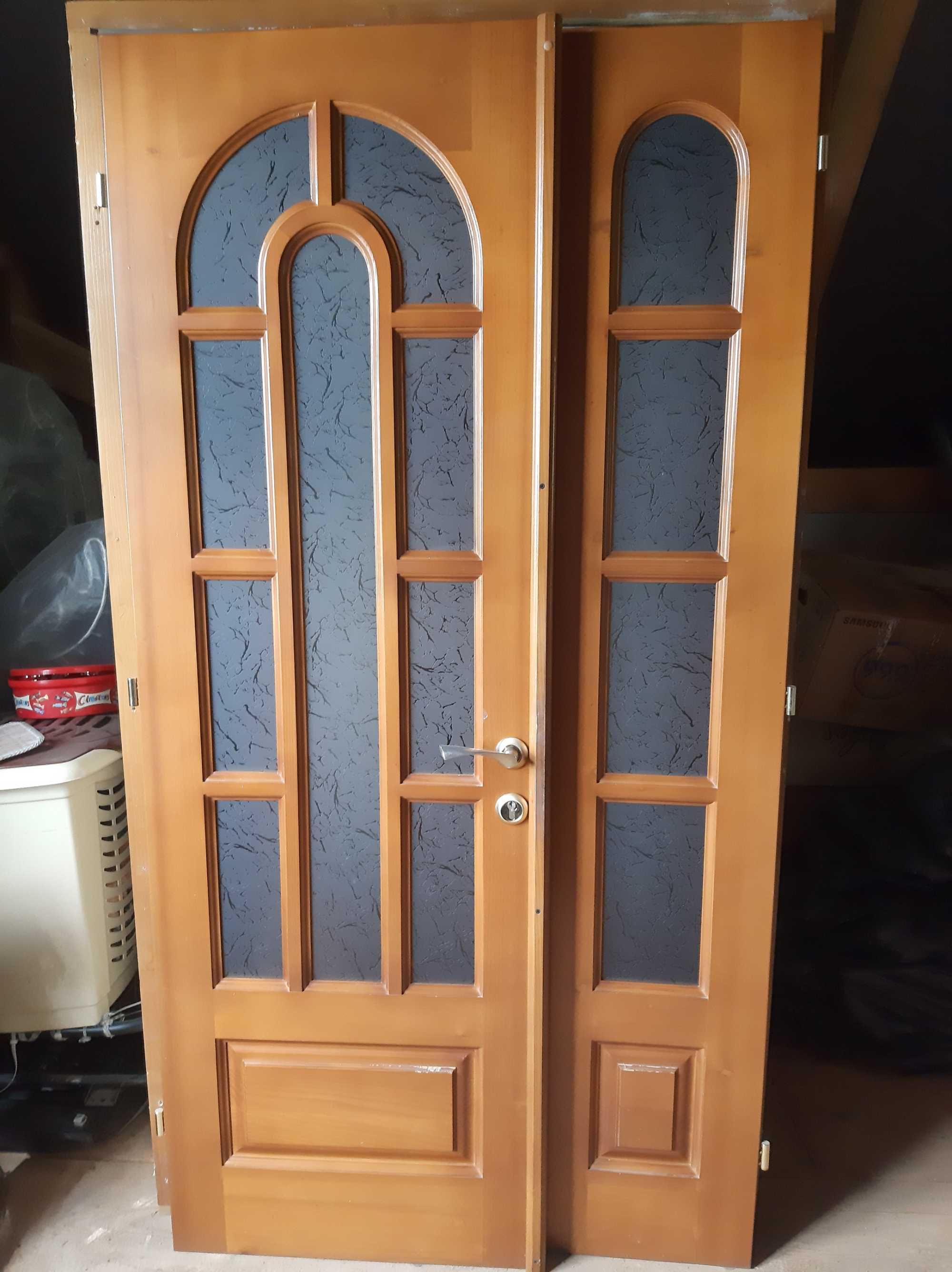 Двері дерев'яні подвійні з коробкою завісами і замками Б/В