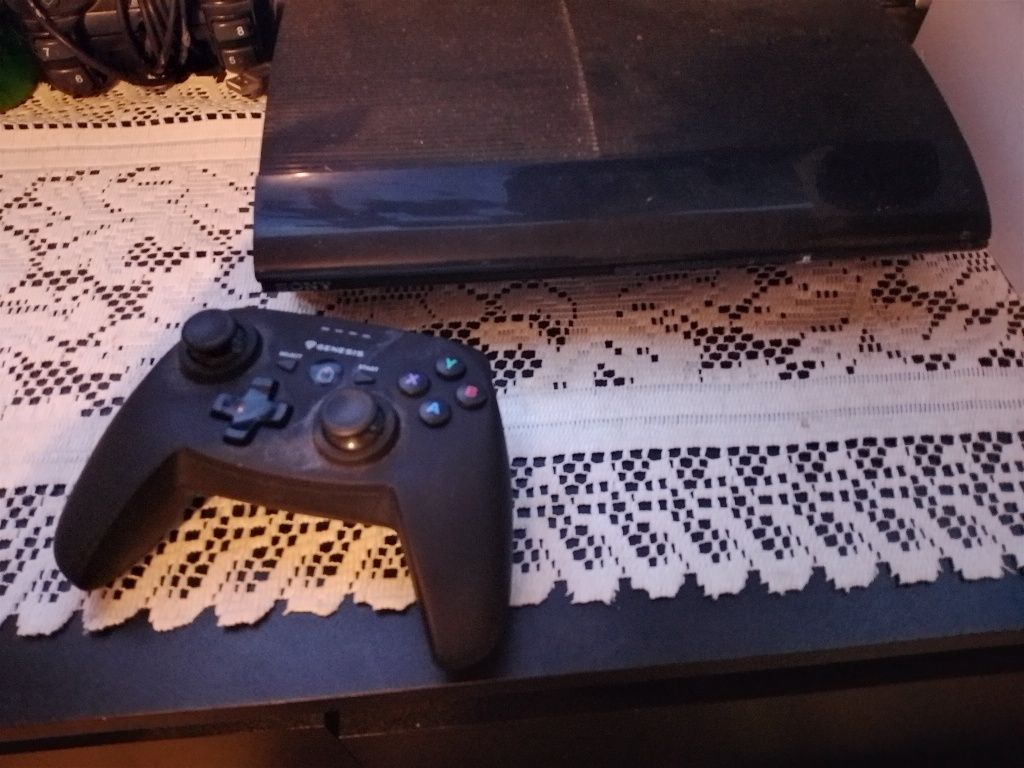 Sprzedam PlayStation 3 jedne pad plus  2move i kamerka +16 gier