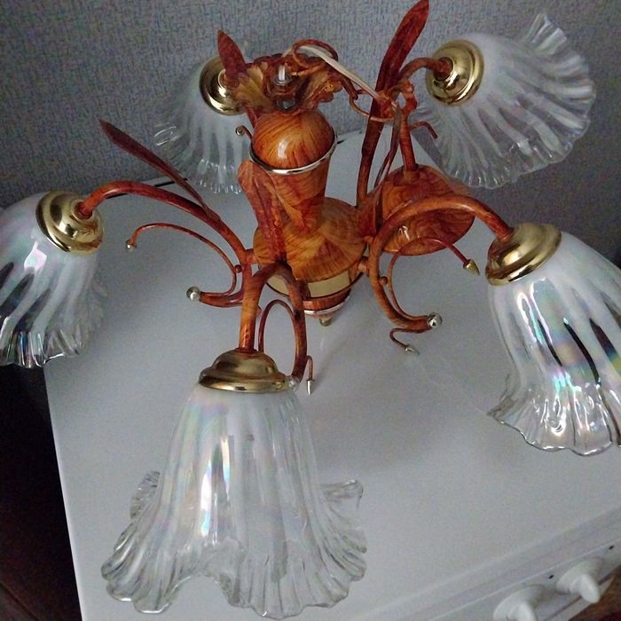 Продам люстру и 2 бра б/у в отличном состоянии.