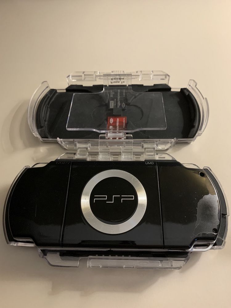 PSP 2000 чехол + 2 карты памяти