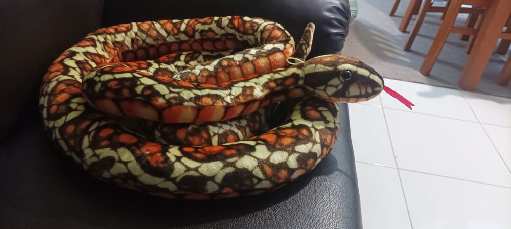 Serpente em peluche .