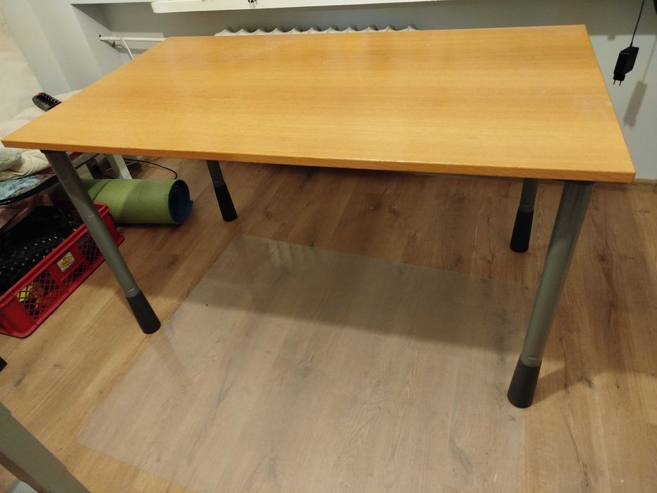 Biurko z ręczną regulacją wysokości