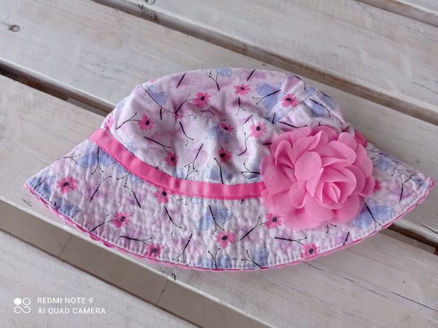 Śliczny kapelusik z kwiatkiem obwód 52 cm