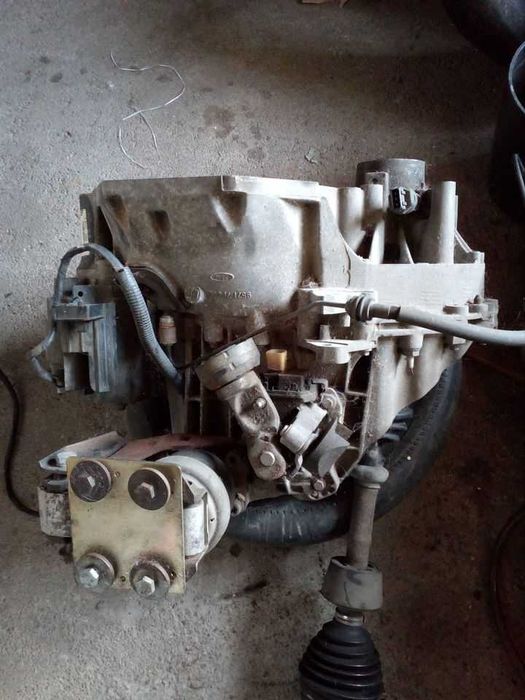 Vendo Caixa de Velocidades Ford de Motor 2.3 Gasolina
