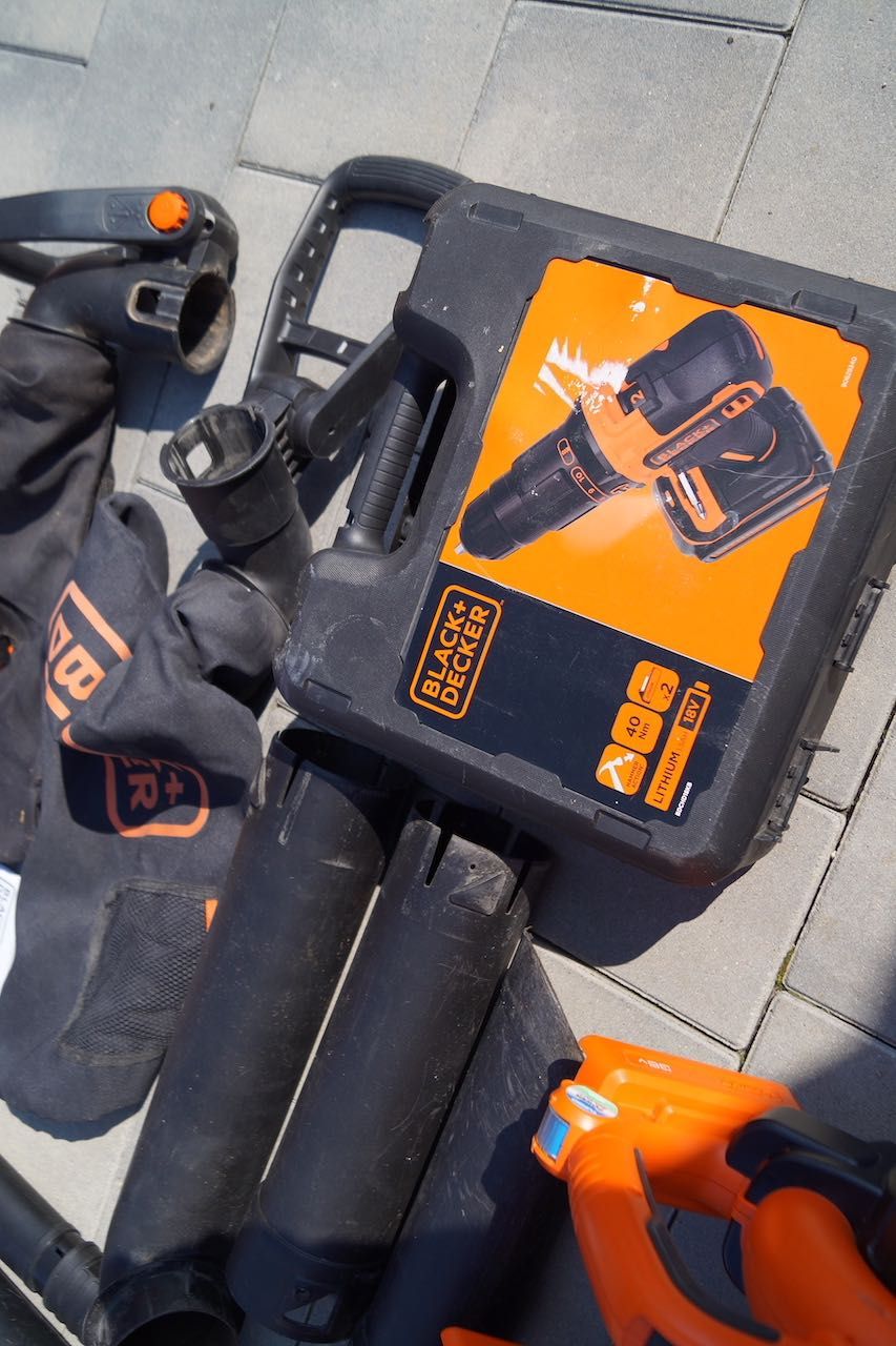 Zestaw narzedzi Black & Decker odkurzacz ogrodowy dmuchawa wkretarka