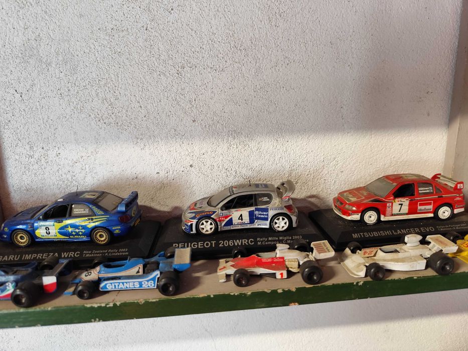 Carrinhos miniatura de várias marcas