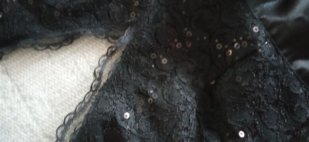Długa czarna suknia na studniówkę