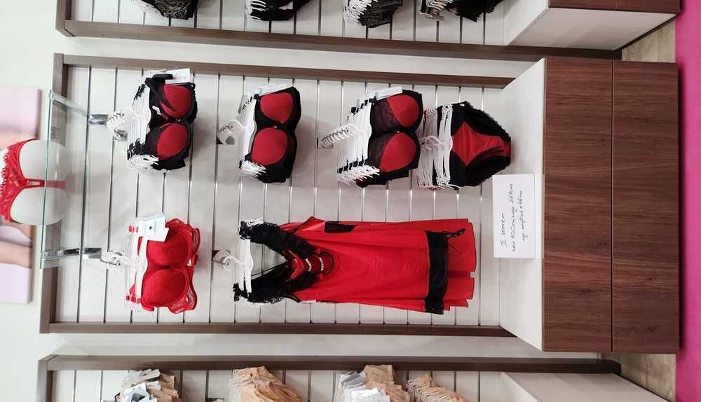 Meble do sklepu ze ścianami typu SPACEWALL do własnej aranżacji