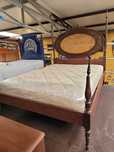 Cama em madeira com cabeceira em palhinha, estrado e colchã
