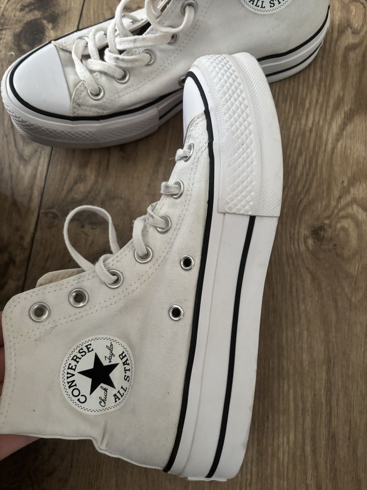 Białe Converse na platformie