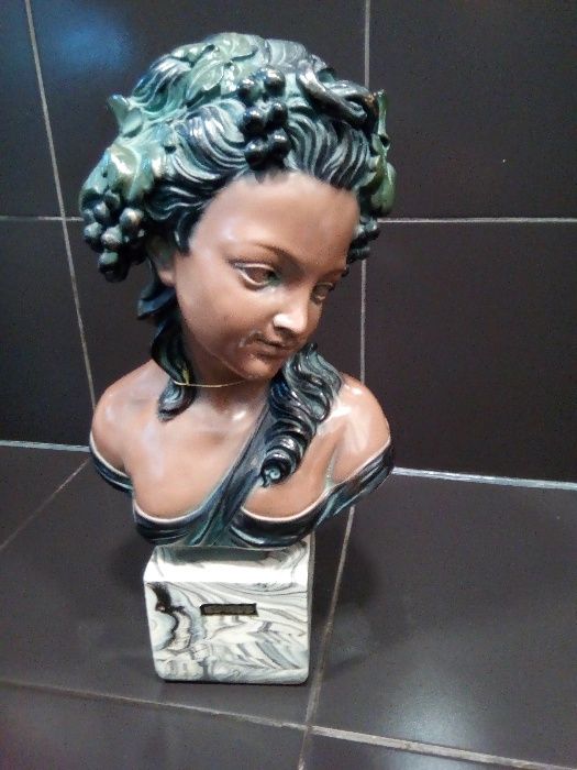 estátua senhora meio corpo antiga