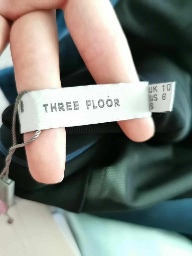 Nowa Sukienka Three Floor