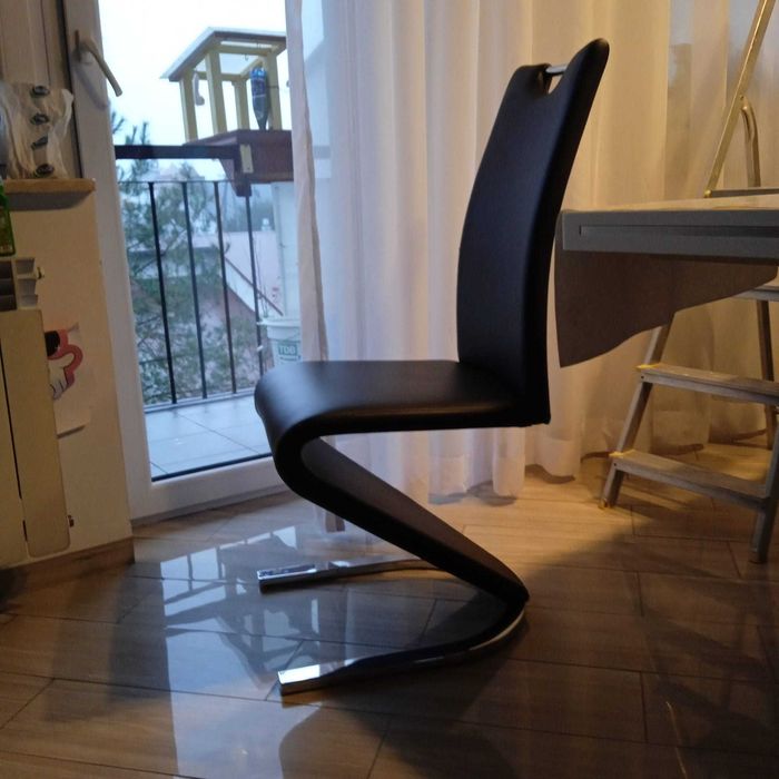 Krzesła czarne na płozach