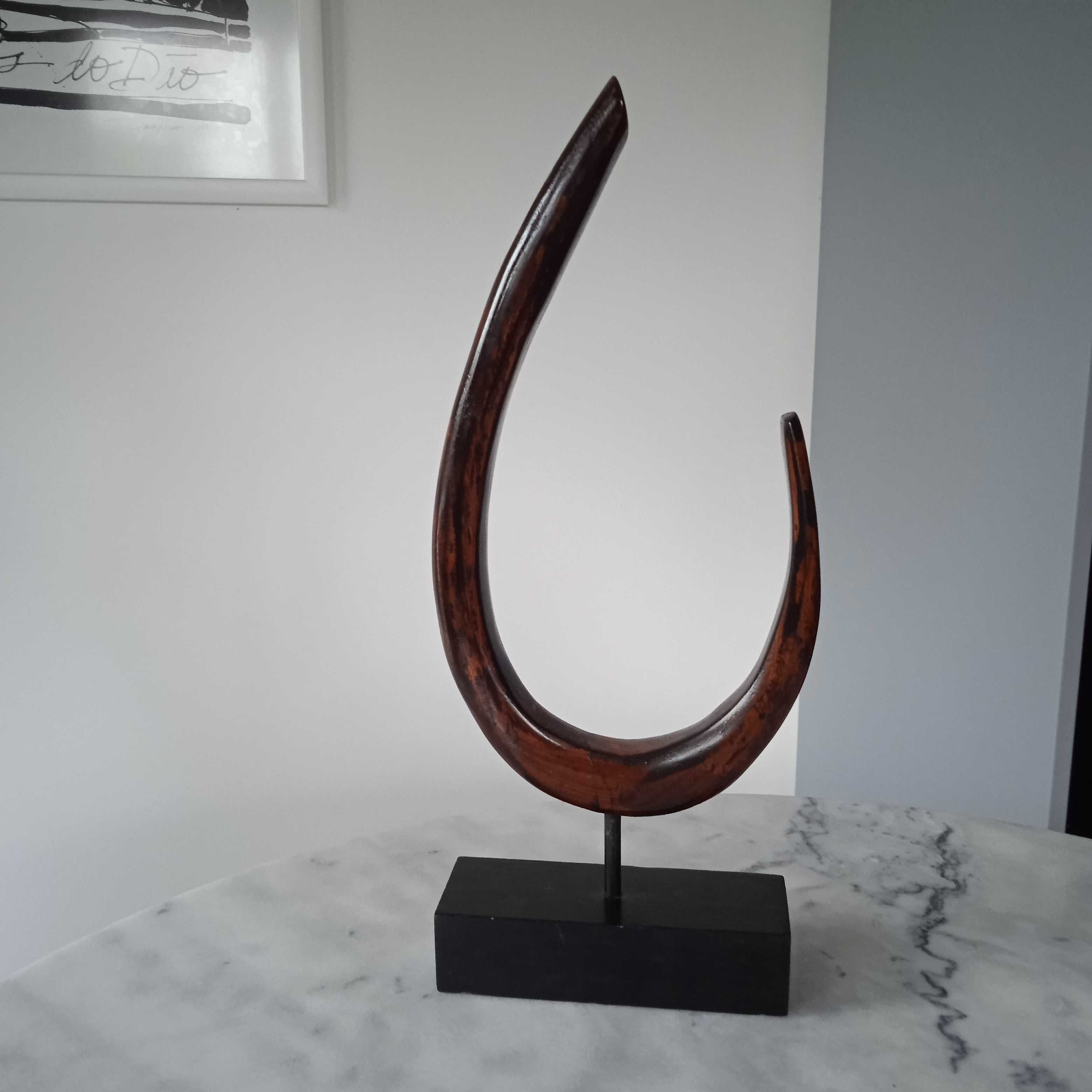 Escultura em madeira muito elegante